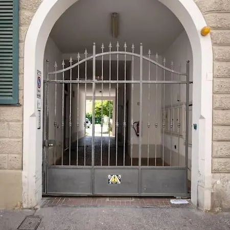 22 - Parcheggio Privato - Accogliente - Collegamento Sardegna E Corsica Livorno